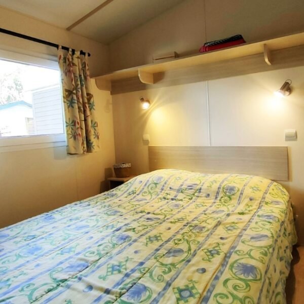 Chambre avec double lit au Camping Clau Mar Jo à Bormes-les-Mimosas dans le Var en Provence-Alpes-Côte d'Azur