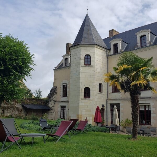 Vue extérieure du terrasse et jardin au Gîtes de la Maison Aubelle à Montreuil-Bellay dans la Maine-et-Loire en Pays de la Loire