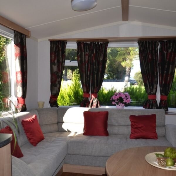 Salle de séjour dans un mobil home au Camping Parc Valrose à La Londe-les-Maures en Var en Provence-Alpes-Côte d'Azur