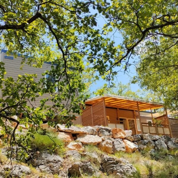 Vue exterieure du mobil home au Camping Les Rives du lac de Sainte-Croix à Bauduen dans le Var en Provence-Alpes-Côte d'Azur