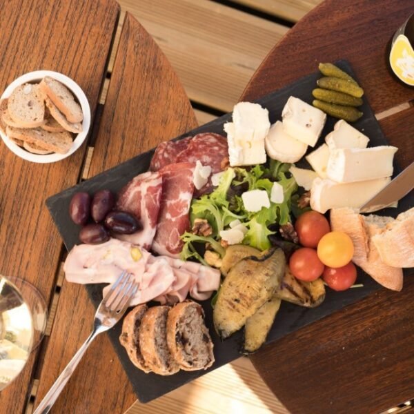 Planche apéro chez Okko Hôtels Nantes Centre Ville en Pays de Loire dans l'ouest de la France