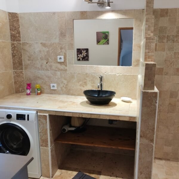 Salle de bain avec machine à laver chez Le Diodon De Sagone à Vico dans la Corse-du-Sud en Corse