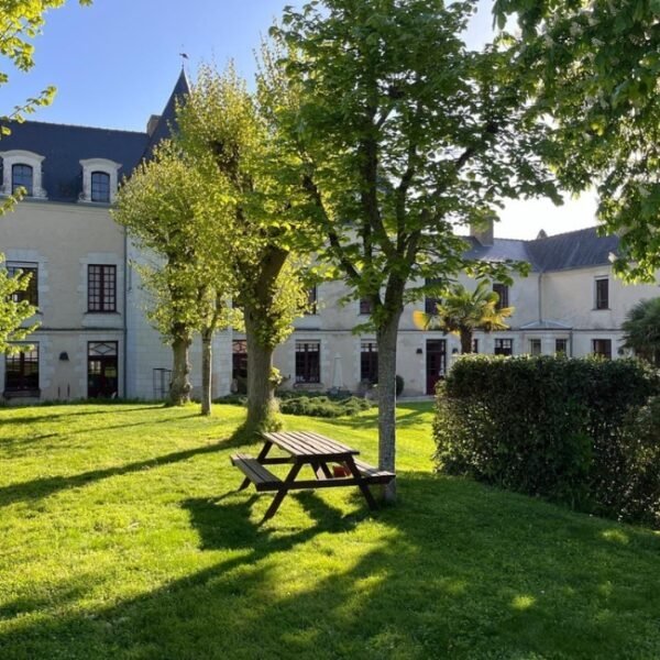 Vue extérieure et jardin du Gîtes de la Maison Aubelle à Montreuil-Bellay dans la Maine-et-Loire en Pays de la Loire