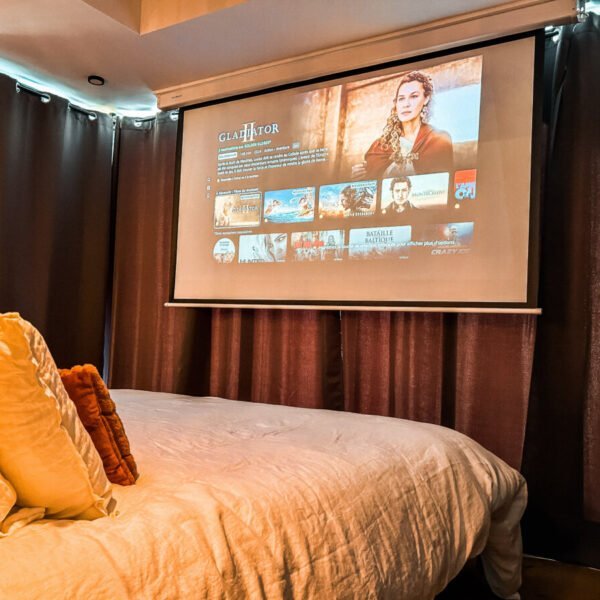 Ecran de cinéma dans les Chalets d'Ekaya, Location vacances insolite près de Pau dans le Béarn aux pieds des Pyrénées