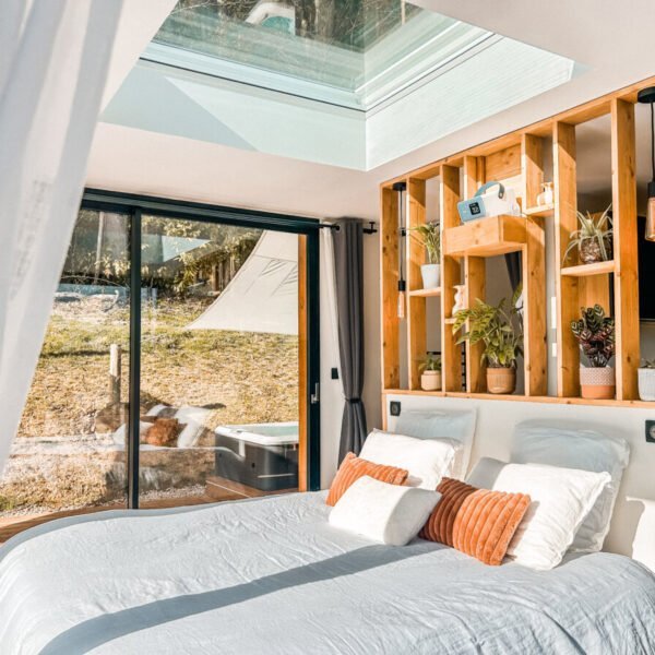 Chambre confort haut de gamme des Chalets d'Ekaya, Location vacances insolite près de Pau dans le Béarn aux pieds des Pyrénées