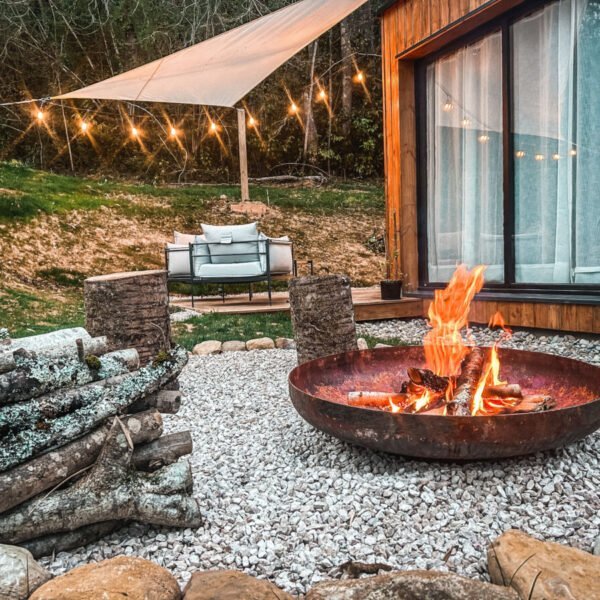 Terrasse privée et brasero des Chalets d'Ekaya, Location vacances insolite près de Pau dans le Béarn aux pieds des Pyrénées