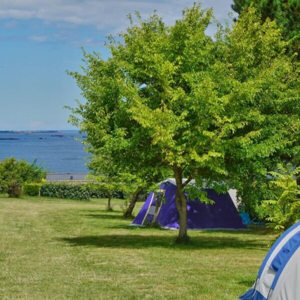 emplacements de tente vue mer au camping Cap de Bréhat dans les Cotes d'Armor