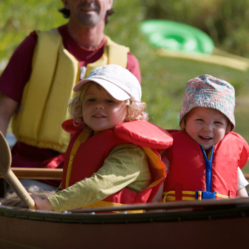 enfants sur un canoë dans le Berry pendant l'itinéraire dog-friendly