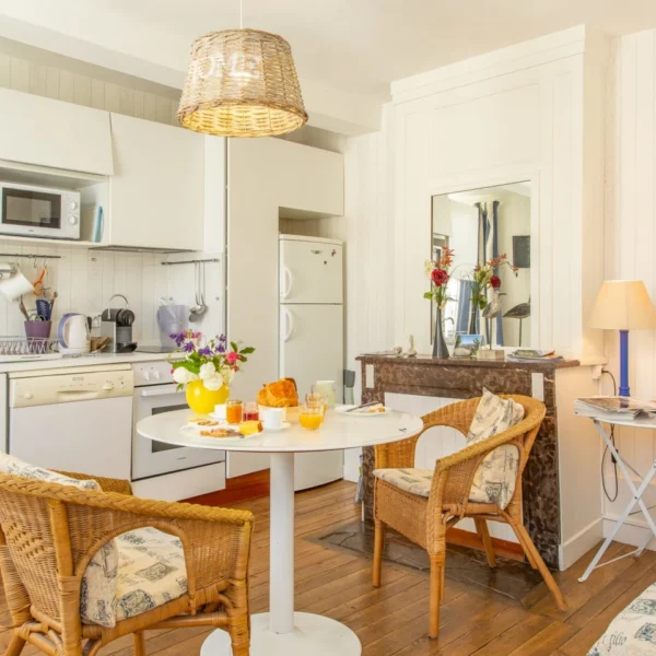 salle à manger d'un gite au jardin des deux ponts dans la Somme à Abbeville