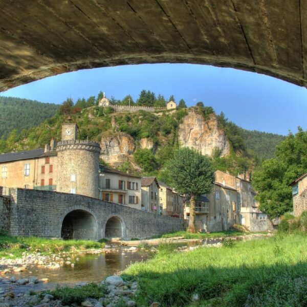 Visite de village fortifié près du Camping La Cascade dans les Cévennes à Meyrueis en Lozère