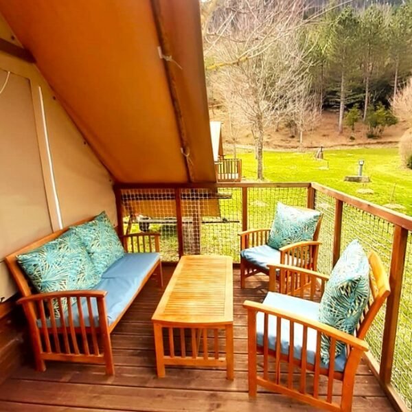 Terrasse aménagée d'un chalet au Camping La Cascade dans les Cévennes à Meyrueis en Lozère