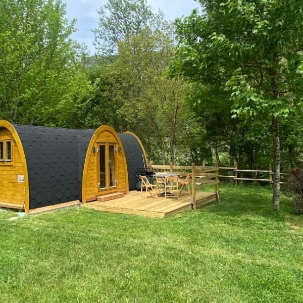Hébergement insolite vue sur la nature au Camping La Cascade dans les Cévennes à Meyrueis en Lozère