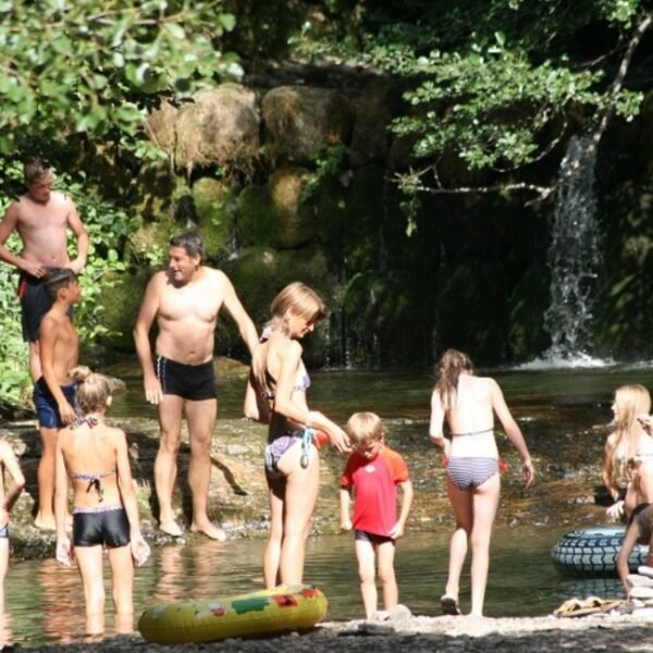 Baignade en famille dans la rivière du Camping La Cascade dans les Cévennes à Meyrueis en Lozère