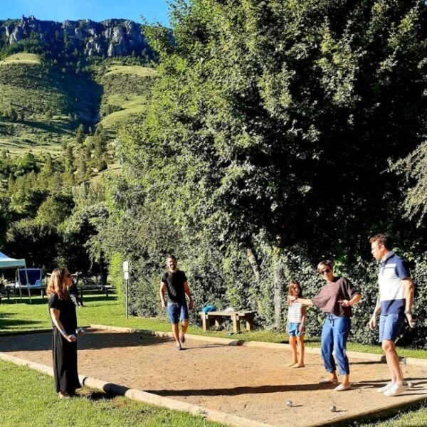 Terrain de pétanque du Camping La Cascade dans les Cévennes à Meyrueis en Lozère