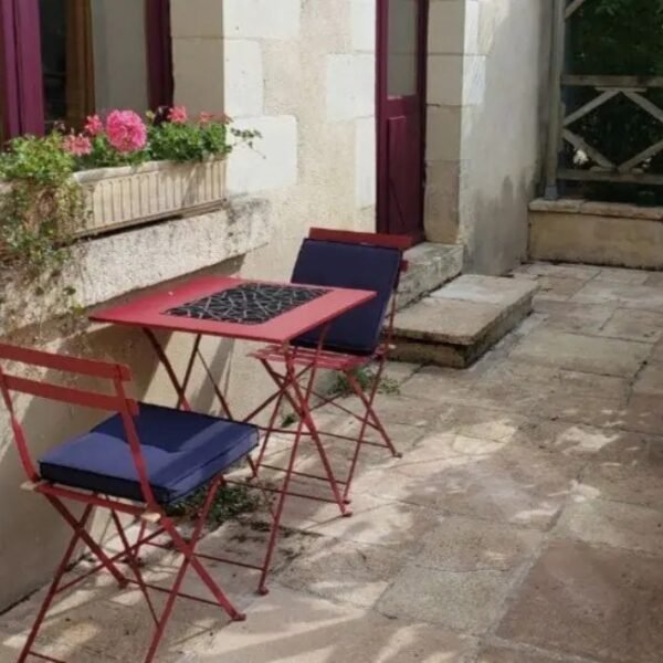 Terrasse avec petite table et chaises au Gîtes de la Maison Aubelle à Montreuil-Bellay dans la Maine-et-Loire en Pays de la Loire