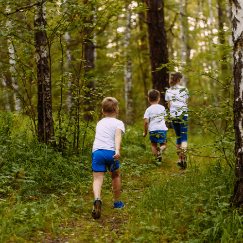 enfants jouant avec un chien dans le Berry pendant les vacances en famille