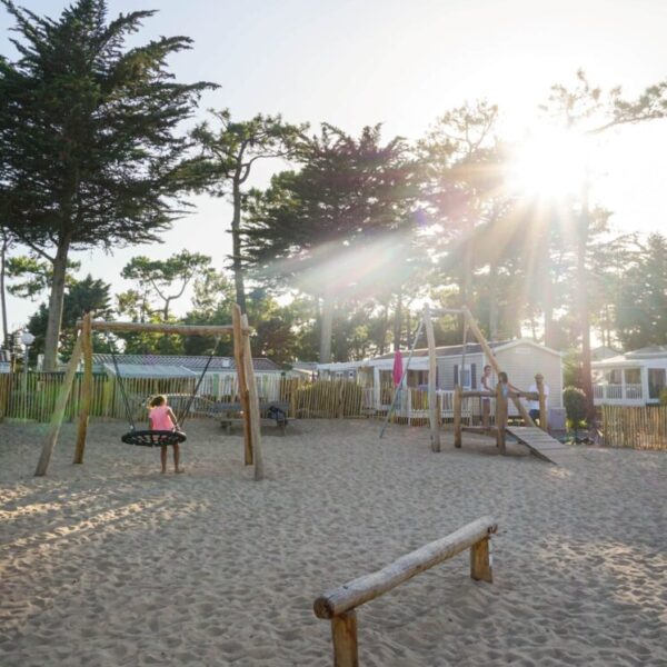 Aire jeux au Camping Le Tropicana à Saint-Jean-de-Monts dans la Vendée en région Pays de la Loire
