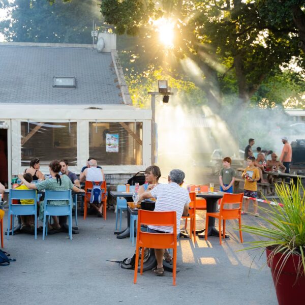 Terrasse au soleil au camping Domaine de Bréhadour