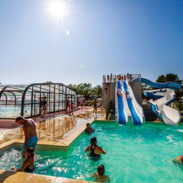 Piscine au soleil au camping Domaine de Bréhadour
