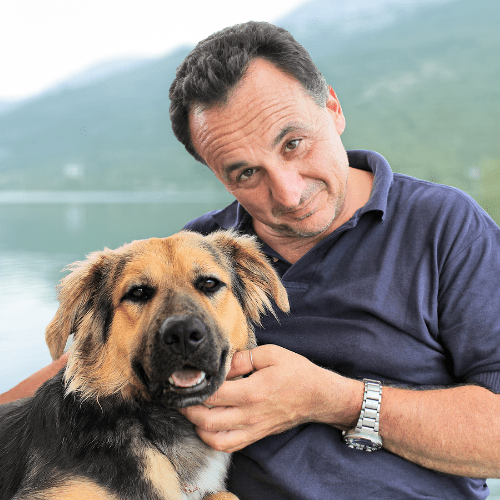 chien avec vacanciers en été