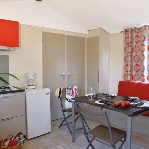 Intérieur mobil home avec cuisine équipée au Camping Le Tropicana à Saint-Jean-de-Monts dans la Vendée en région Pays de la Loire