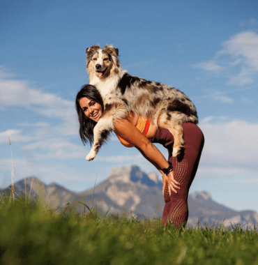 Andreea de Doga-France avec son chien pour faire du doga pendant un séjour