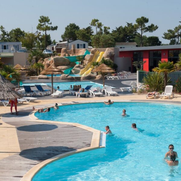 Piscine au Camping Le Tropicana à Saint-Jean-de-Monts dans la Vendée en région Pays de la Loire