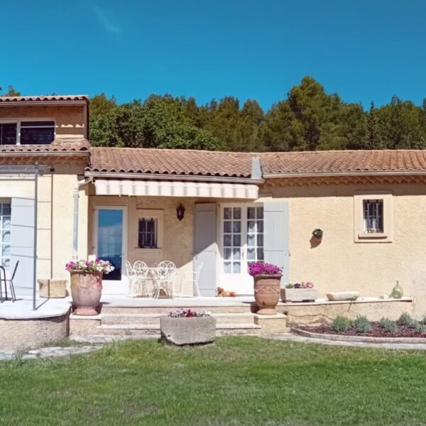 Jardin clos du Gite l'Oliveraie Noves près d'Avignon en Provence dans le Sud de la France