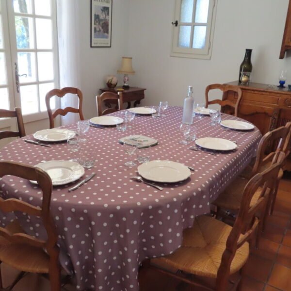 Salle à manger du Gite l'Oliveraie Noves près d'Avignon en Provence dans le Sud de la France