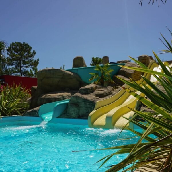 Toboggan aquatique au Camping Le Tropicana à Saint-Jean-de-Monts dans la Vendée en région Pays de la Loire