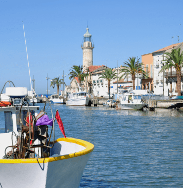 bateau au village Grau-du-Roi en Camargue avec son chien