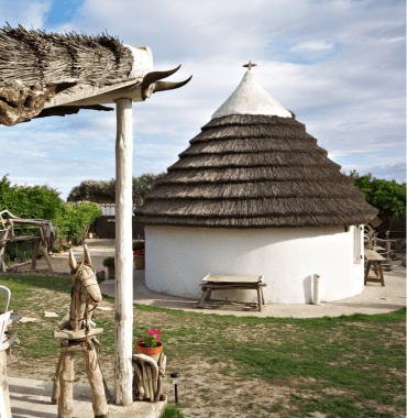 découvrez avec votre chien les cabanes de gardians, maisons traditionnelles camarguaises aux Saintes-Maries-de-la-Mer