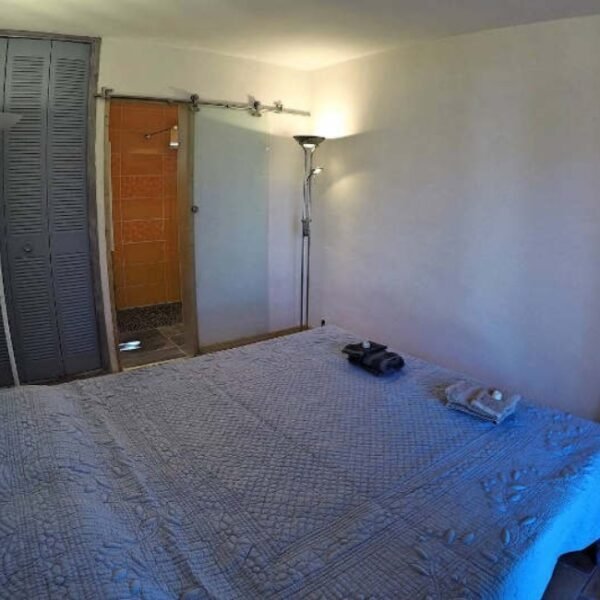 Chambre avec double lit à La Villa des Hirondelles à Valflaunès dans l’Hérault en Occitanie