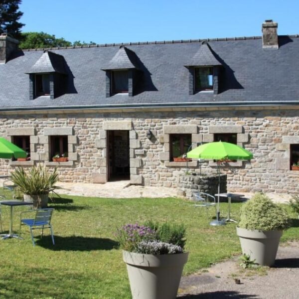 Jardin et terrasse chez Le Domaine de Lesvaniel à Landudec dans le Finistère en Bretagne