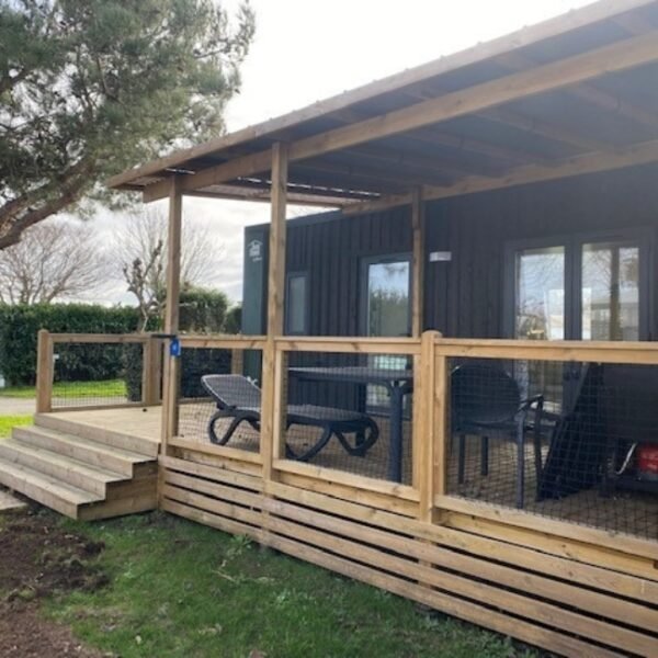 Terrasse chalet au Camping le Pavillon à Les Achards en Vendée dans le Pays de la Loire