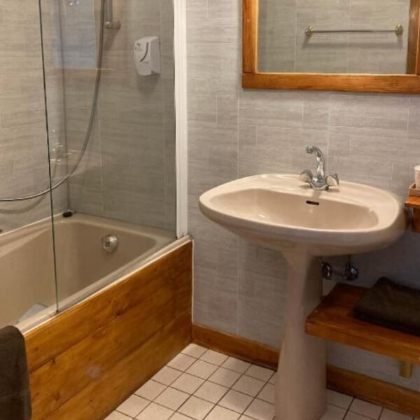Salle de bain à l’Auberge de France à Kruth en Haut-Rhin dans le Grand Est