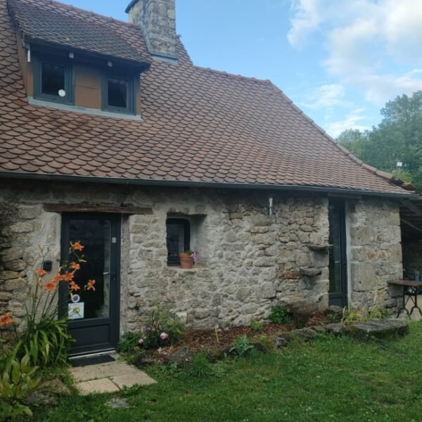 Entrée chez La Maisonnette de Raphael à Saint-Mamet-la-Salvetat à Cantal dans l’Auvergne-Rhône-Alpes