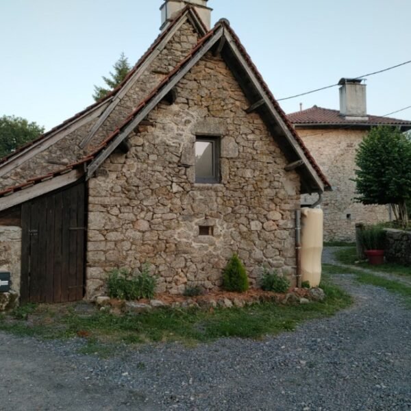 Vue extérieure chez La Maisonnette de Raphael à Saint-Mamet-la-Salvetat à Cantal dans l’Auvergne-Rhône-Alpes