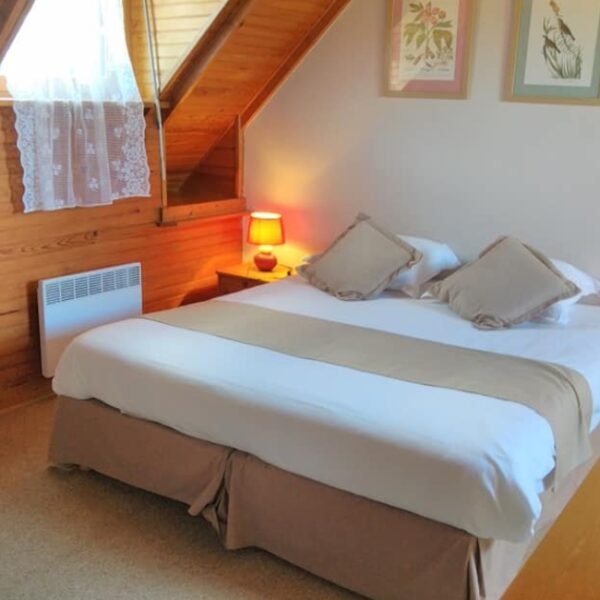 Chambre avec double lit chez Le Domaine de Lesvaniel à Landudec dans le Finistère en Bretagne