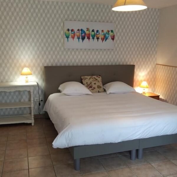 Chambre avec double lit chez Le Domaine de Lesvaniel à Landudec dans le Finistère en Bretagne