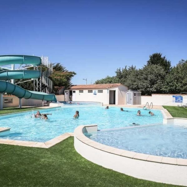 Piscine chauffée au Camping le Pavillon à Les Achards en Vendée dans le Pays de la Loire