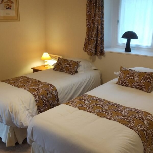 Chambre avec deux lits chez Le Domaine de Lesvaniel à Landudec dans le Finistère en Bretagne