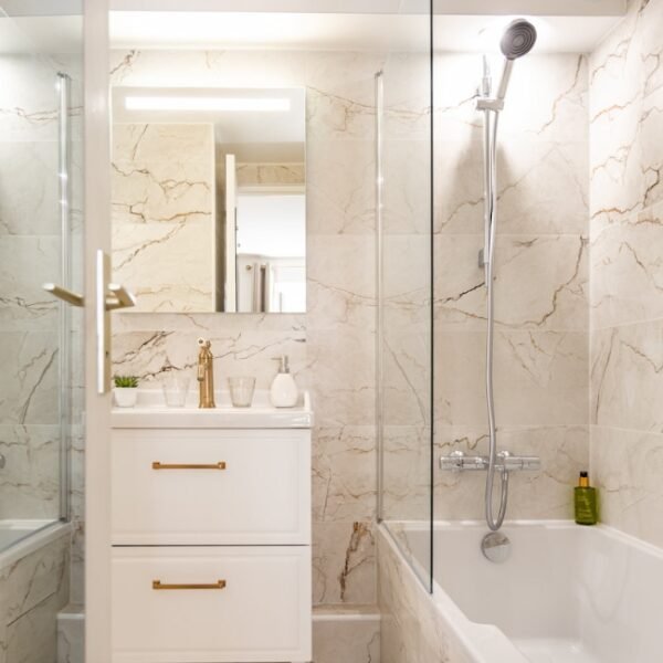 Salle de bain dans l’Hôtel de la Porte St Malo à Dinan en Côtes-d'Armor en Bretagne
