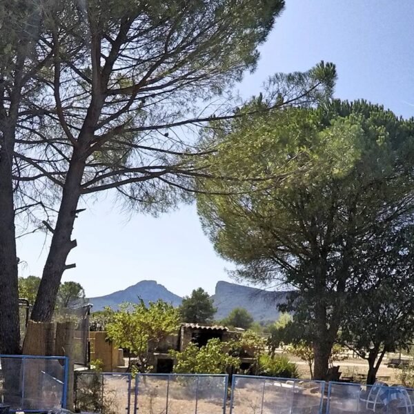 Vue panoramique depuis la terrasse de la Villa des Hirondelles près du Pic Saint Loup dans l'Hérault dans le Sud de France
