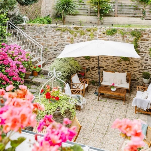 Terrasse avec zone relax dans l’Hôtel de la Porte St Malo à Dinan en Côtes-d'Armor en Bretagne