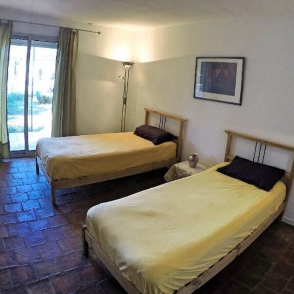 Chambre avec deux lits à La Villa des Hirondelles à Valflaunès dans l’Hérault en Occitanie