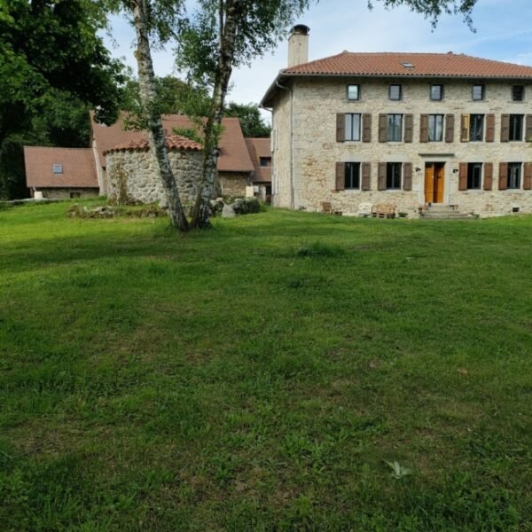Jardin et vue extérieure de La Maisonnette de Raphael à Saint-Mamet-la-Salvetat à Cantal dans l’Auvergne-Rhône-Alpes