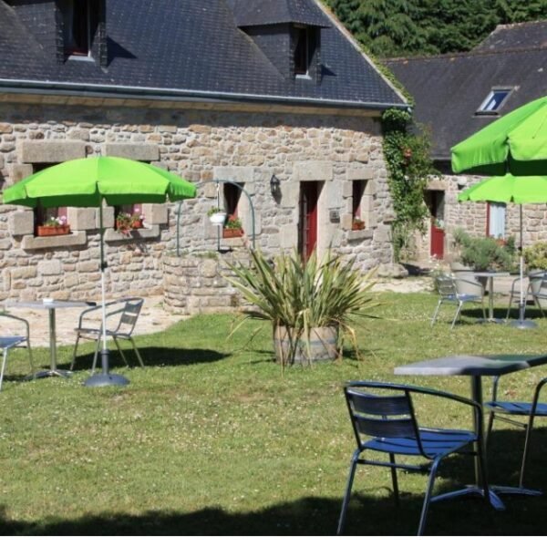 Jardin avec terrasse chez Le Domaine de Lesvaniel à Landudec dans le Finistère en Bretagne