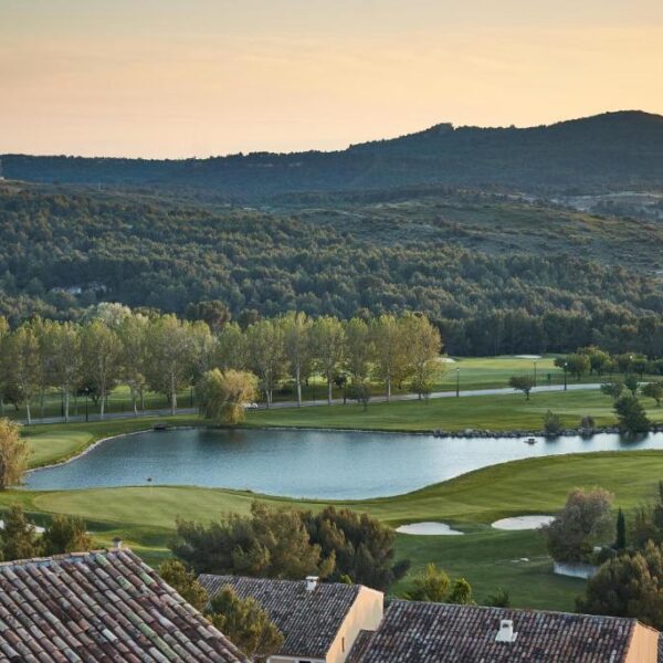 Vue aérienne du Village Pont Royal en Provence à Mallemort en Bouches-du-Rhône en Provence-Alpes-Côte d'Azur