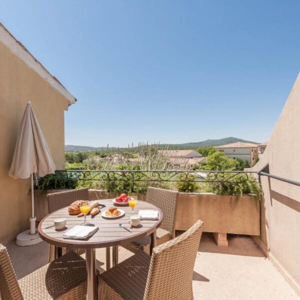 Terrasse au Village Pont Royal en Provence à Mallemort en Bouches-du-Rhône en Provence-Alpes-Côte d'Azur